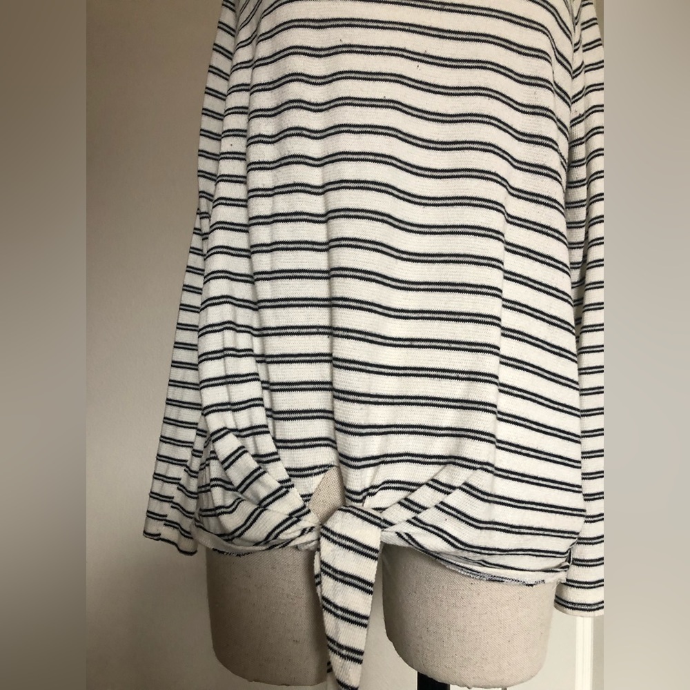 Cute cute cute classic striped stretchy pullover. - Picture 3 of 3